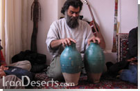 اقامتگاه گرمه (آتشونی) - مازیار در حال نواختن کوزه