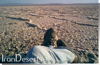 دریاچه نمک آرام و بیدگل