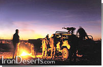 نیروهای نظامی همراه جورج در منطقه شاهرخ آباد یکی از آخرین جاهایی که در جنوب دشت لوت، آب پیدا می شود