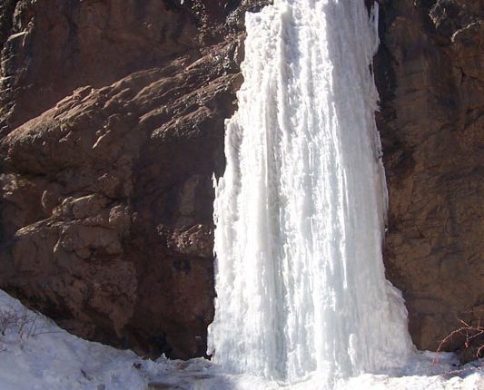 آبشار و قندیل های یخی آوستا، شاهرود، عکس از علیرضا اسلام پناه